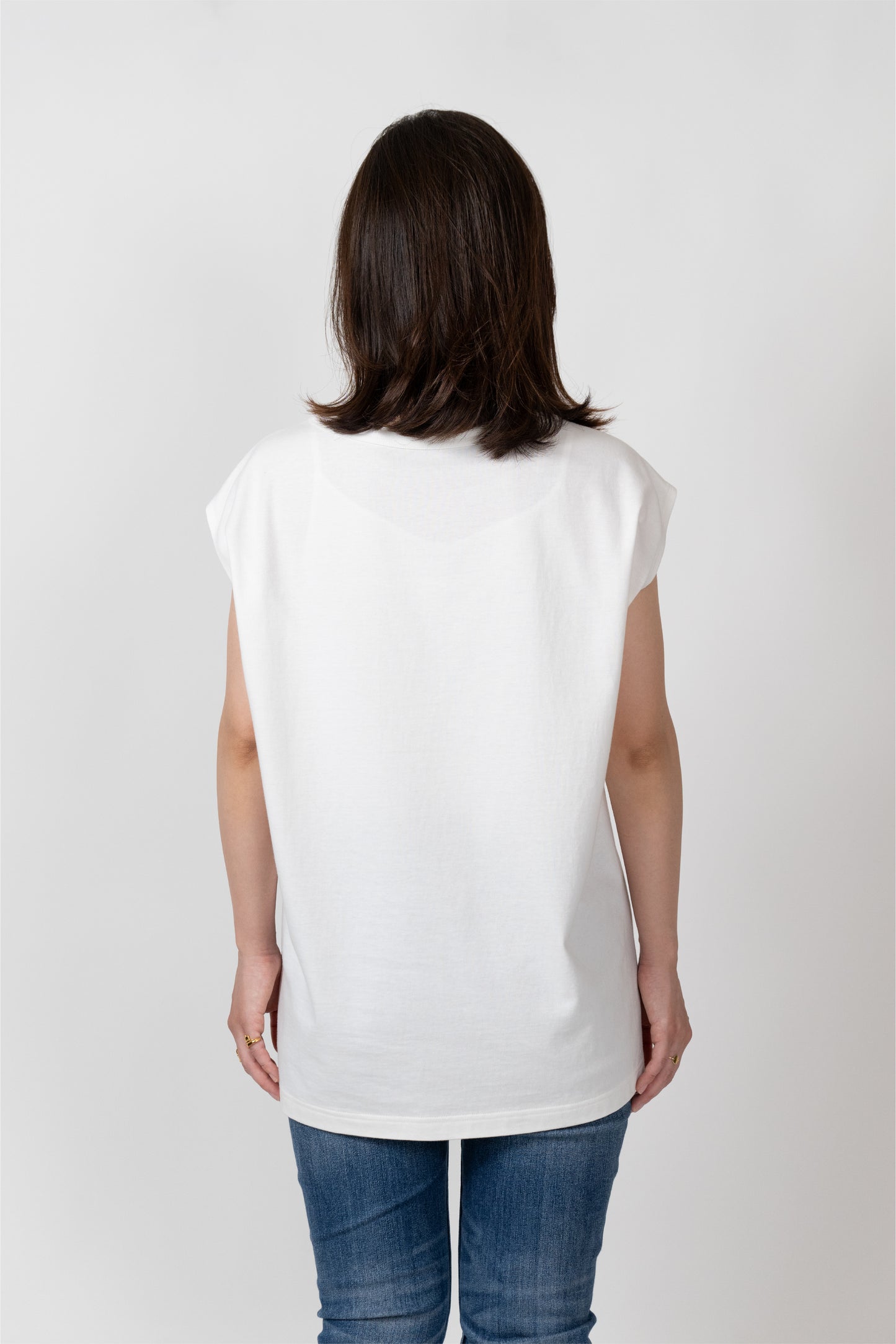 Sleeveless T-shirt