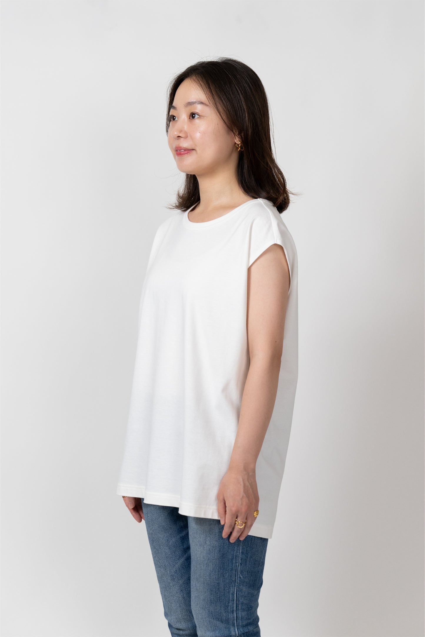 Sleeveless T-shirt