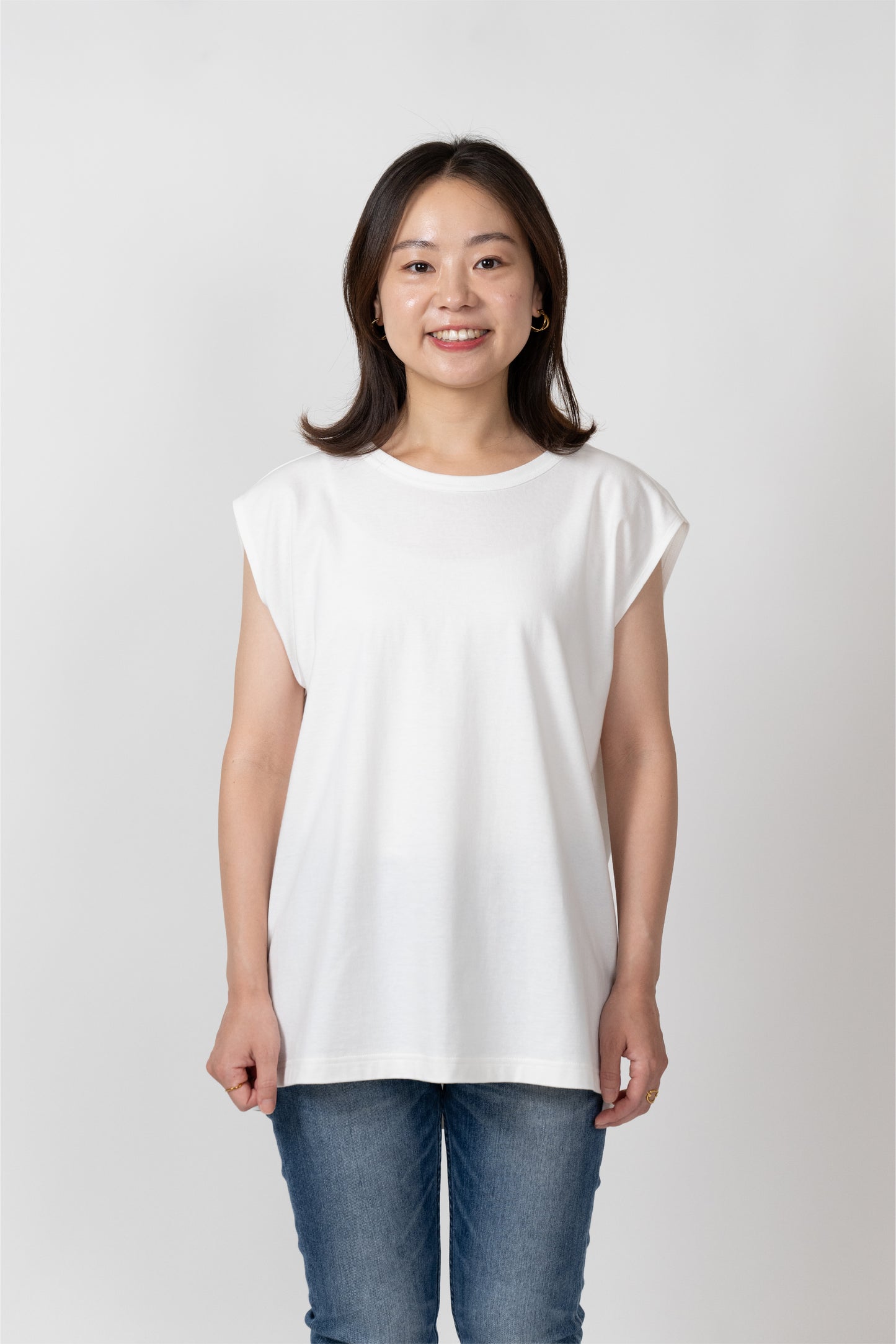 Sleeveless T-shirt