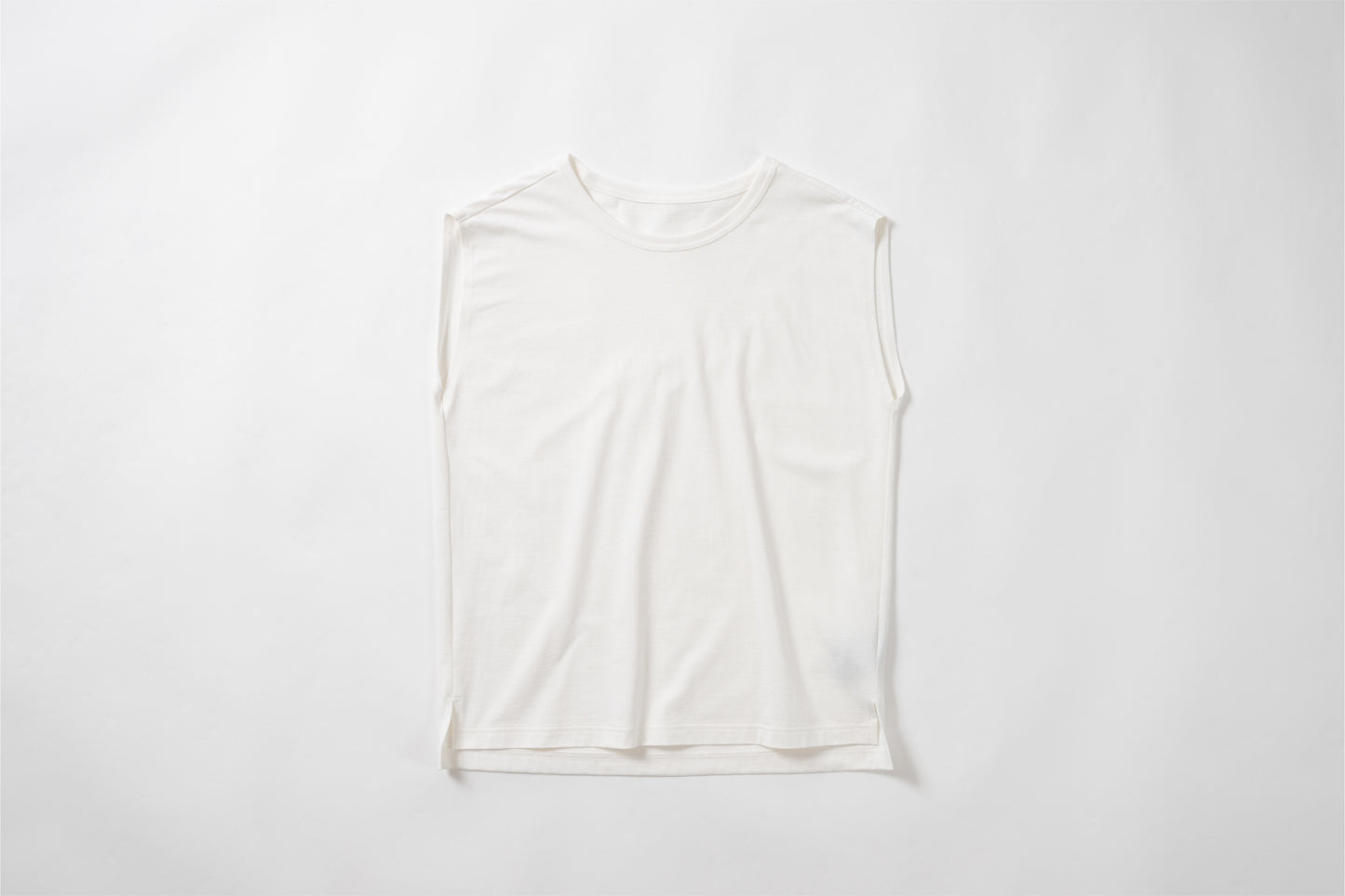 Sleeveless T-shirt